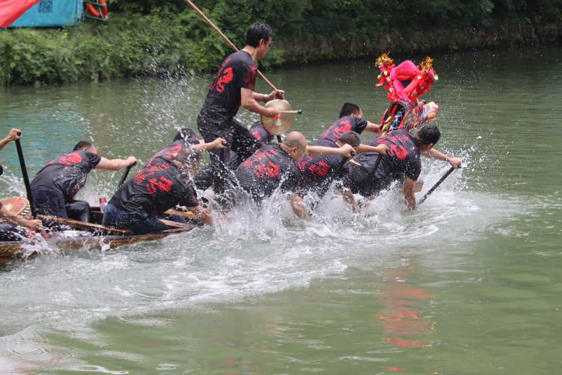 龍舟競渡 水花四濺