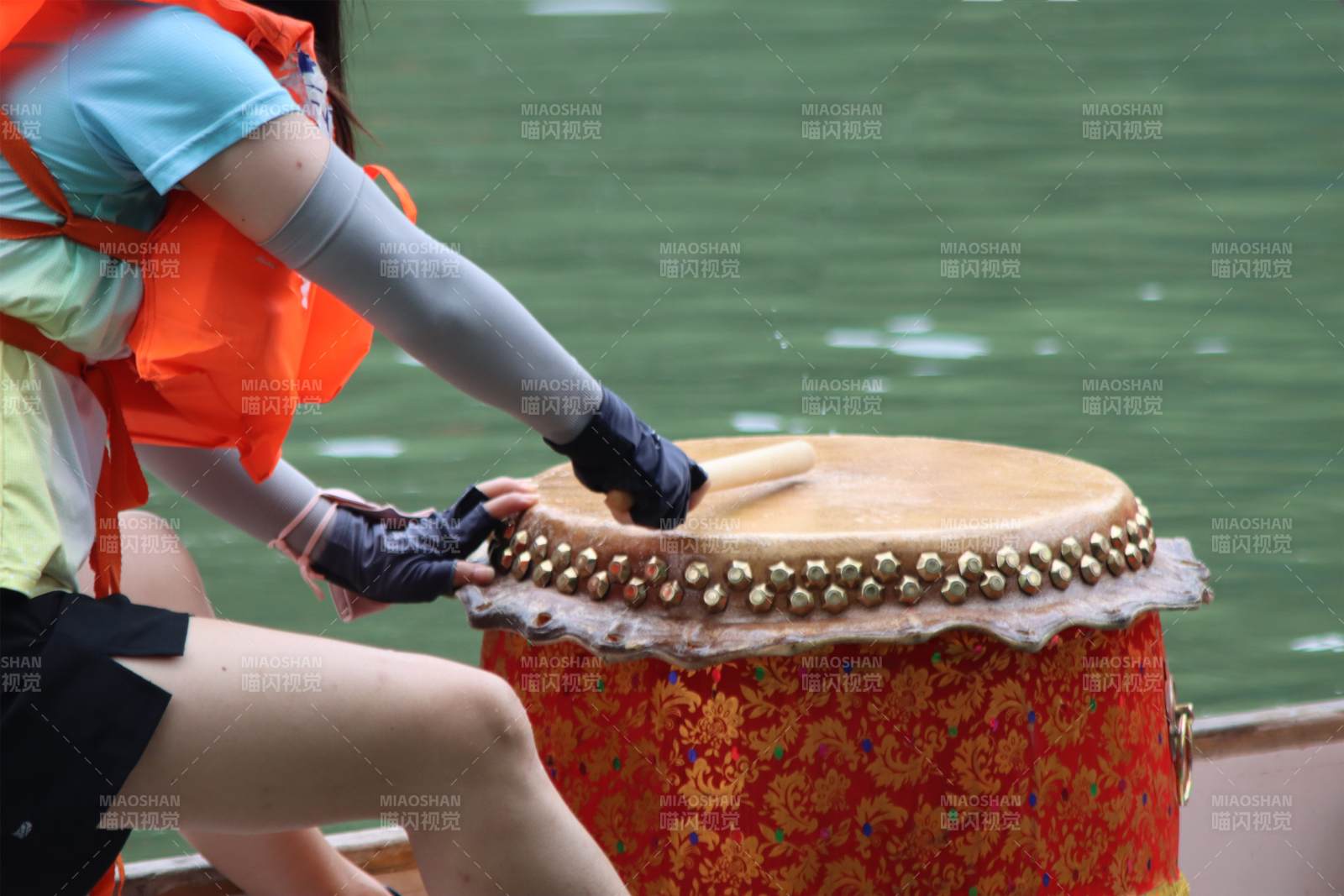 水上鼓手 激情敲擊