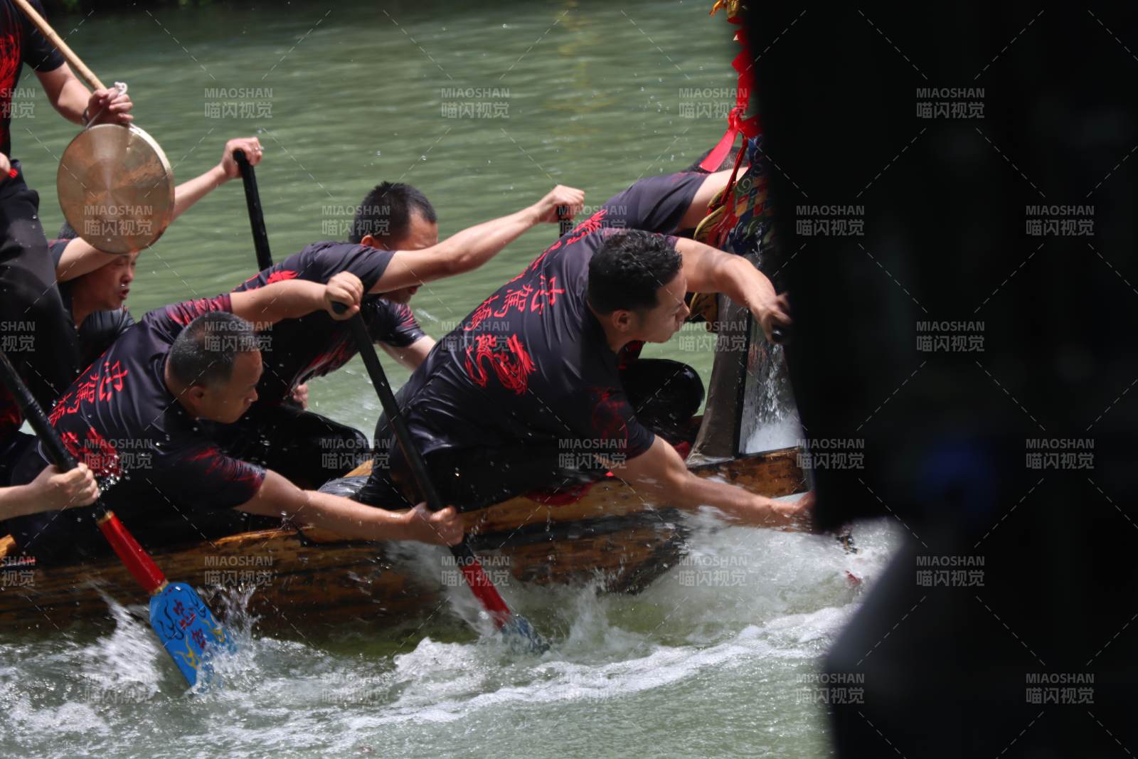 龍舟競渡 奮力劃槳