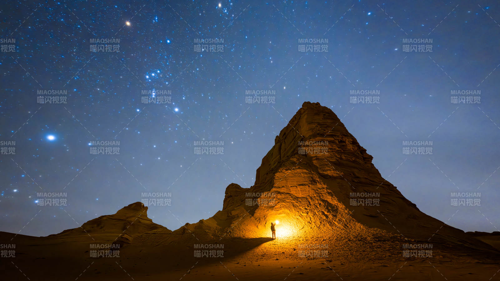 星空下的沙漠奇觀