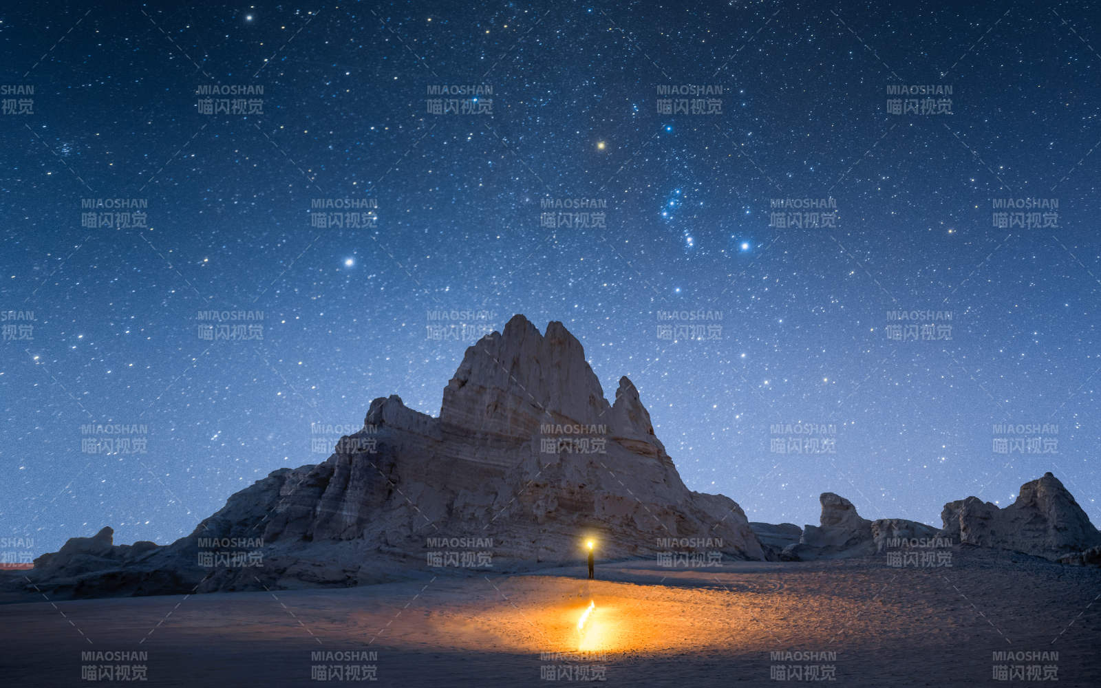 星空下的孤燈與山影