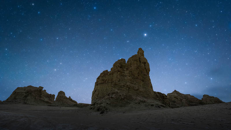 星空下的沙漠奇巖