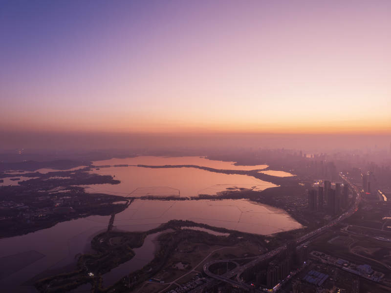 城市湖畔日落美景