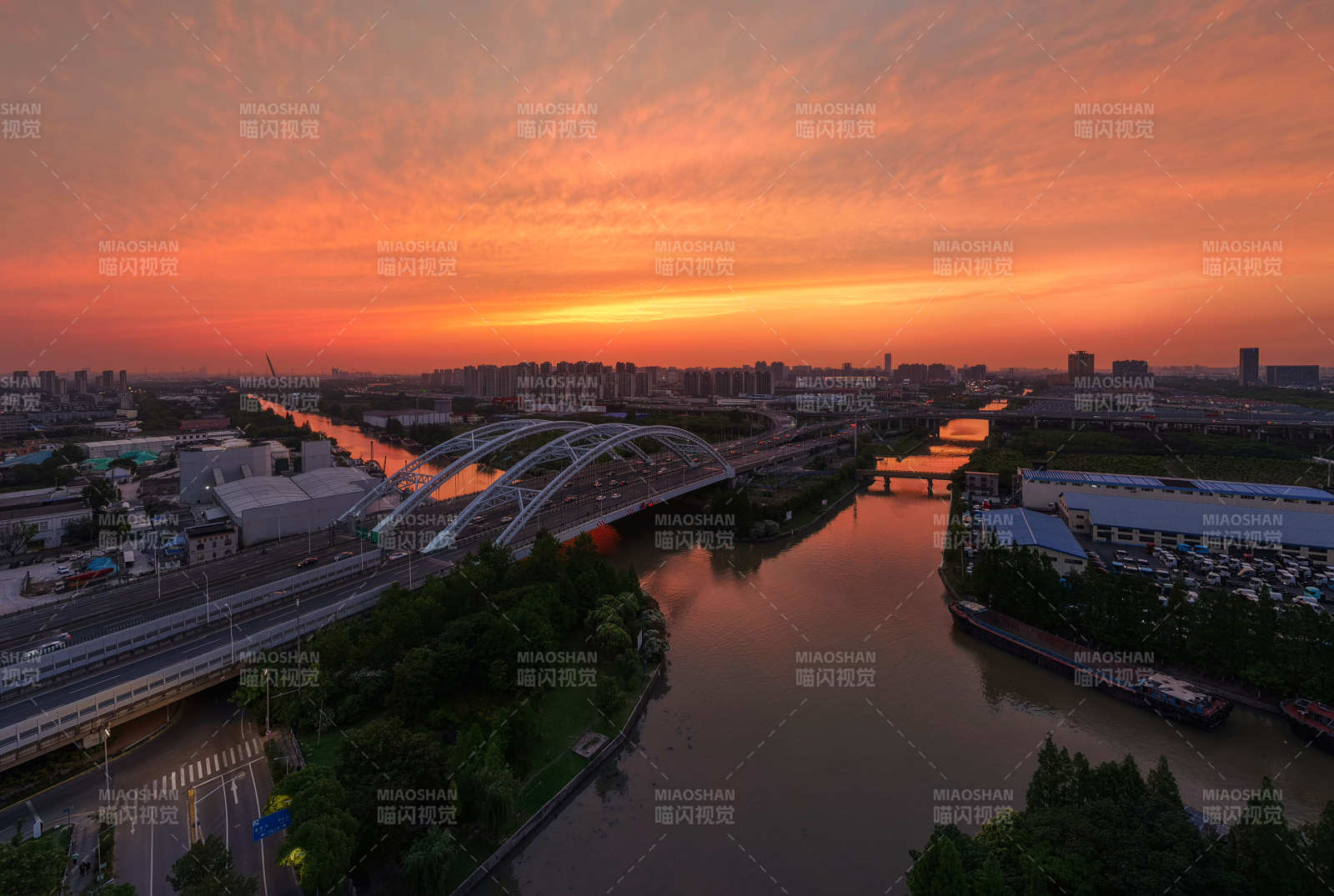 夕陽下的城市風光