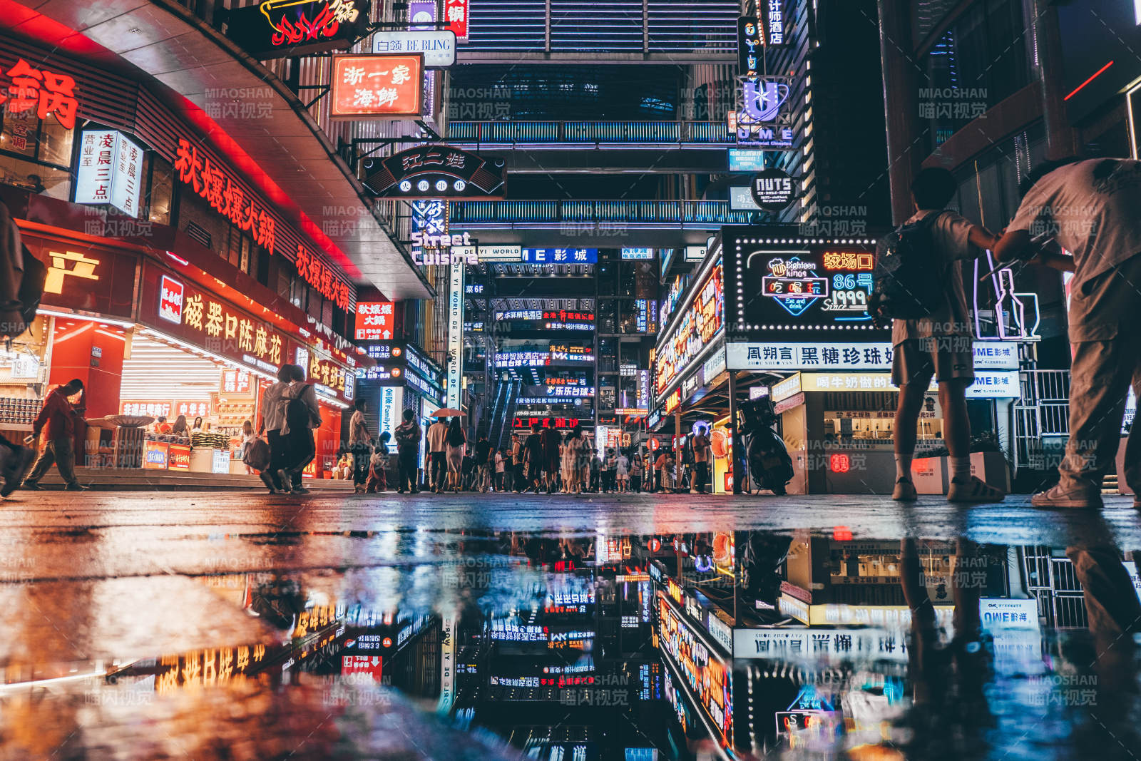 霓虹夜市 雨后繁華