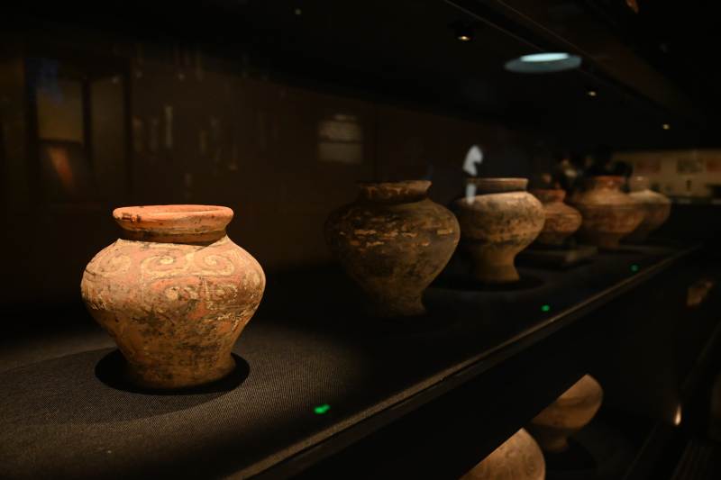 古代陶罐展示