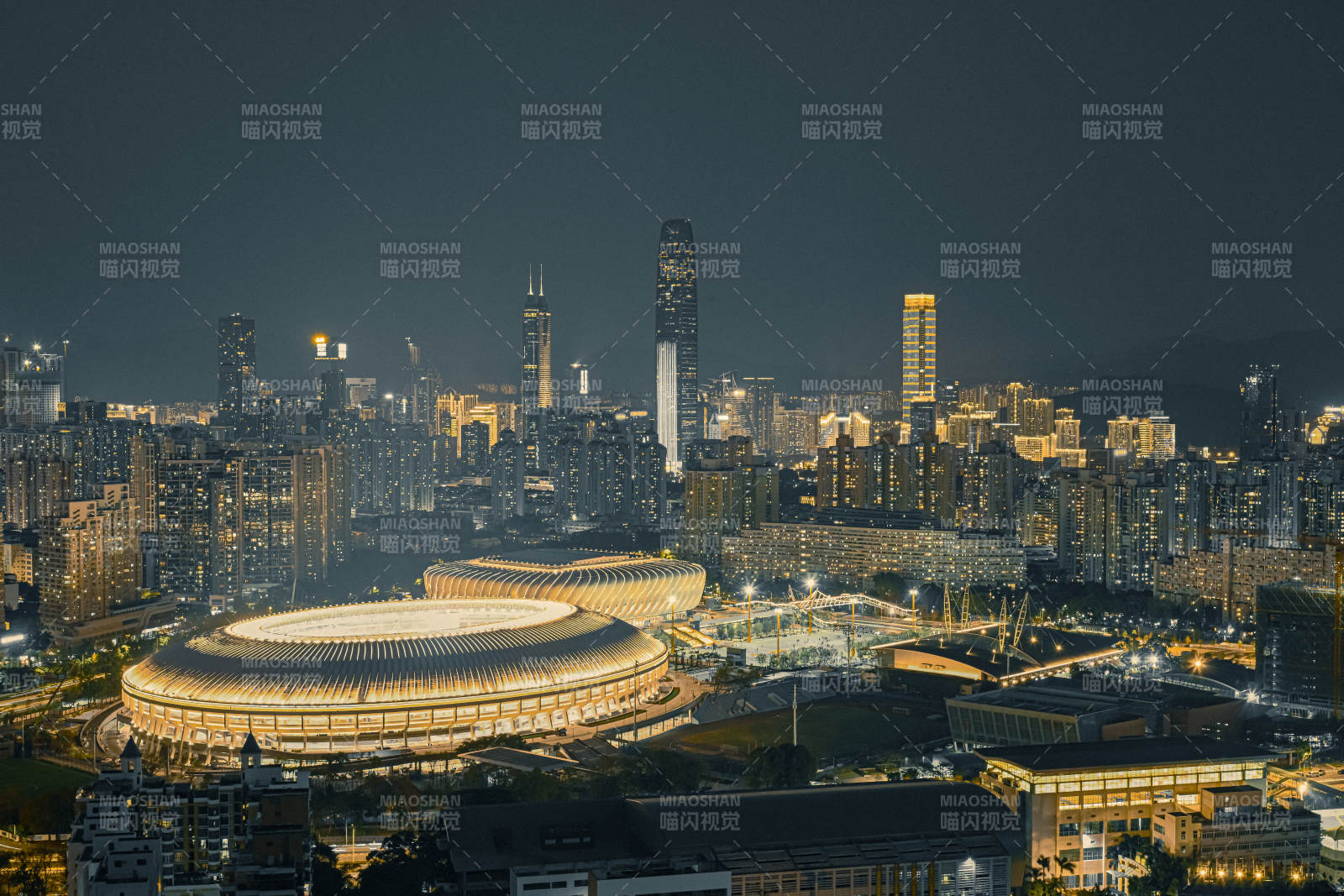 深圳夜幕下的城市與體育場