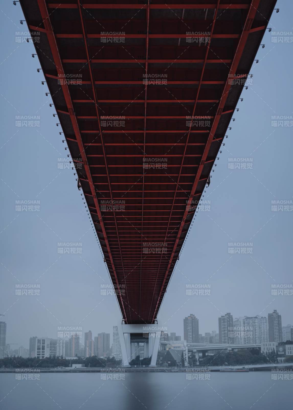 城市橋梁下的靜謐景象
