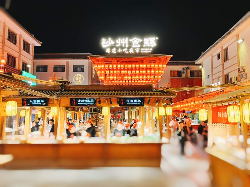 夜市燈火輝煌 人潮涌動
