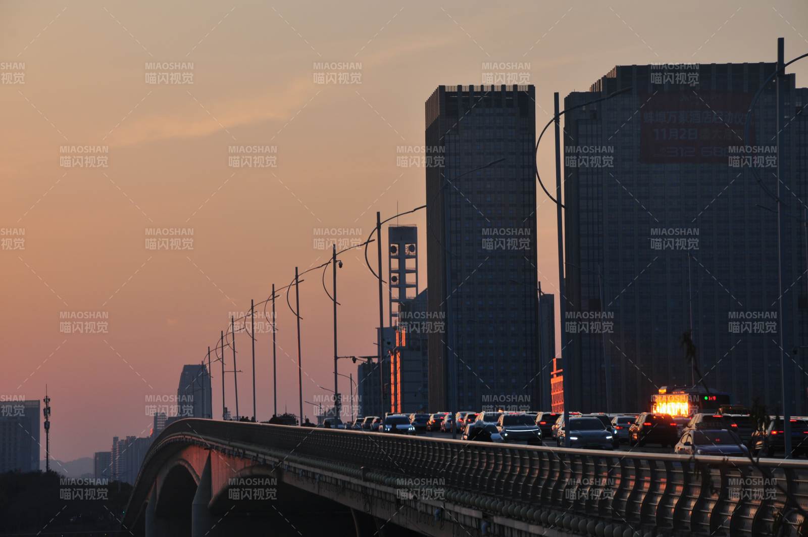 城市黃昏 車流如織