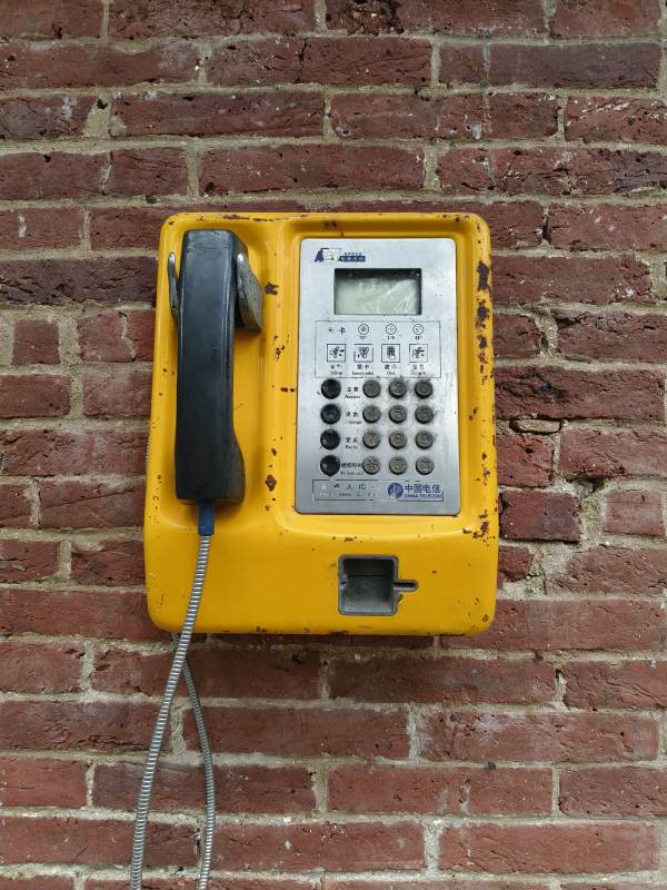 老舊黃色公共電話機