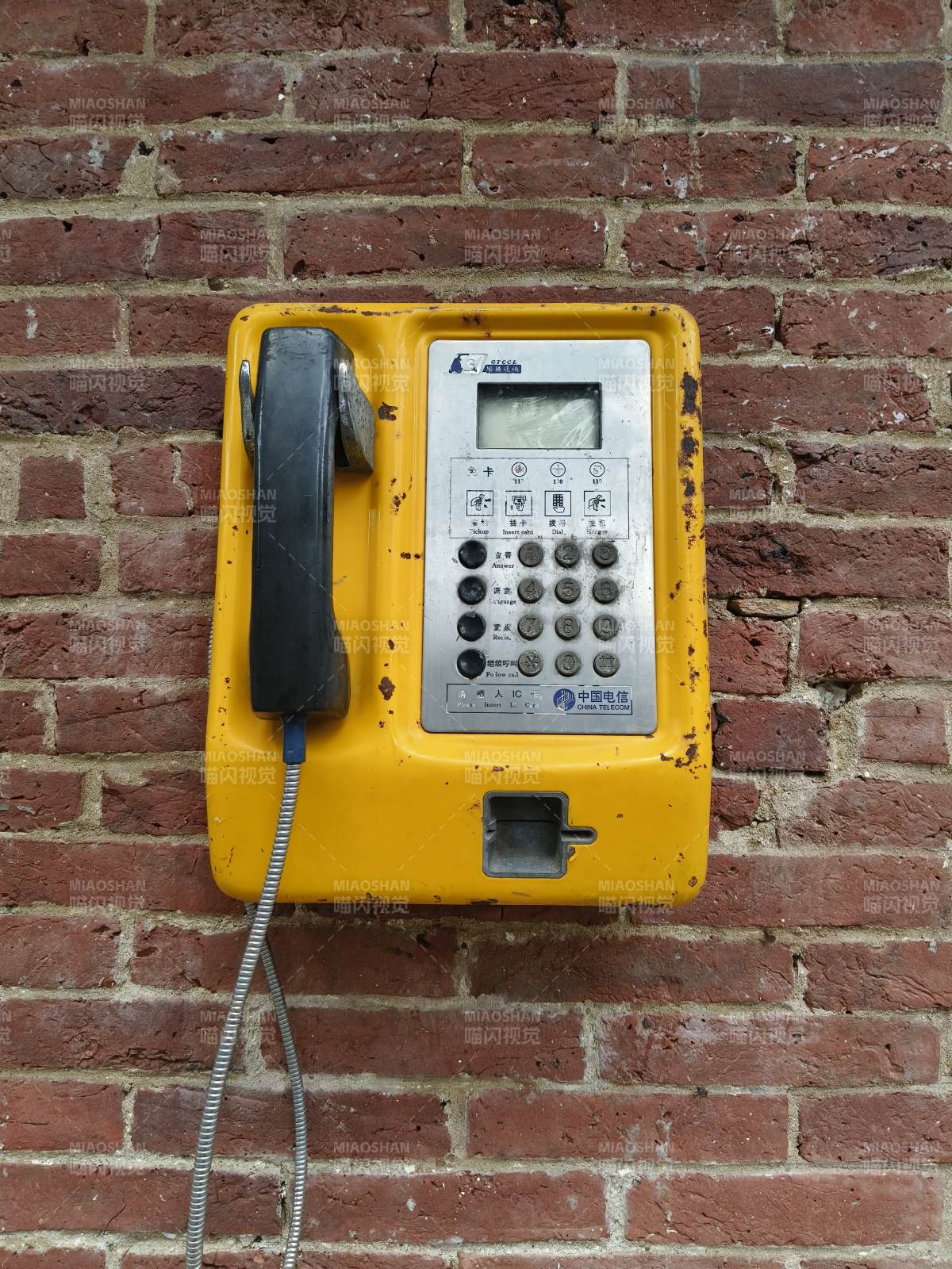 老舊黃色公共電話機