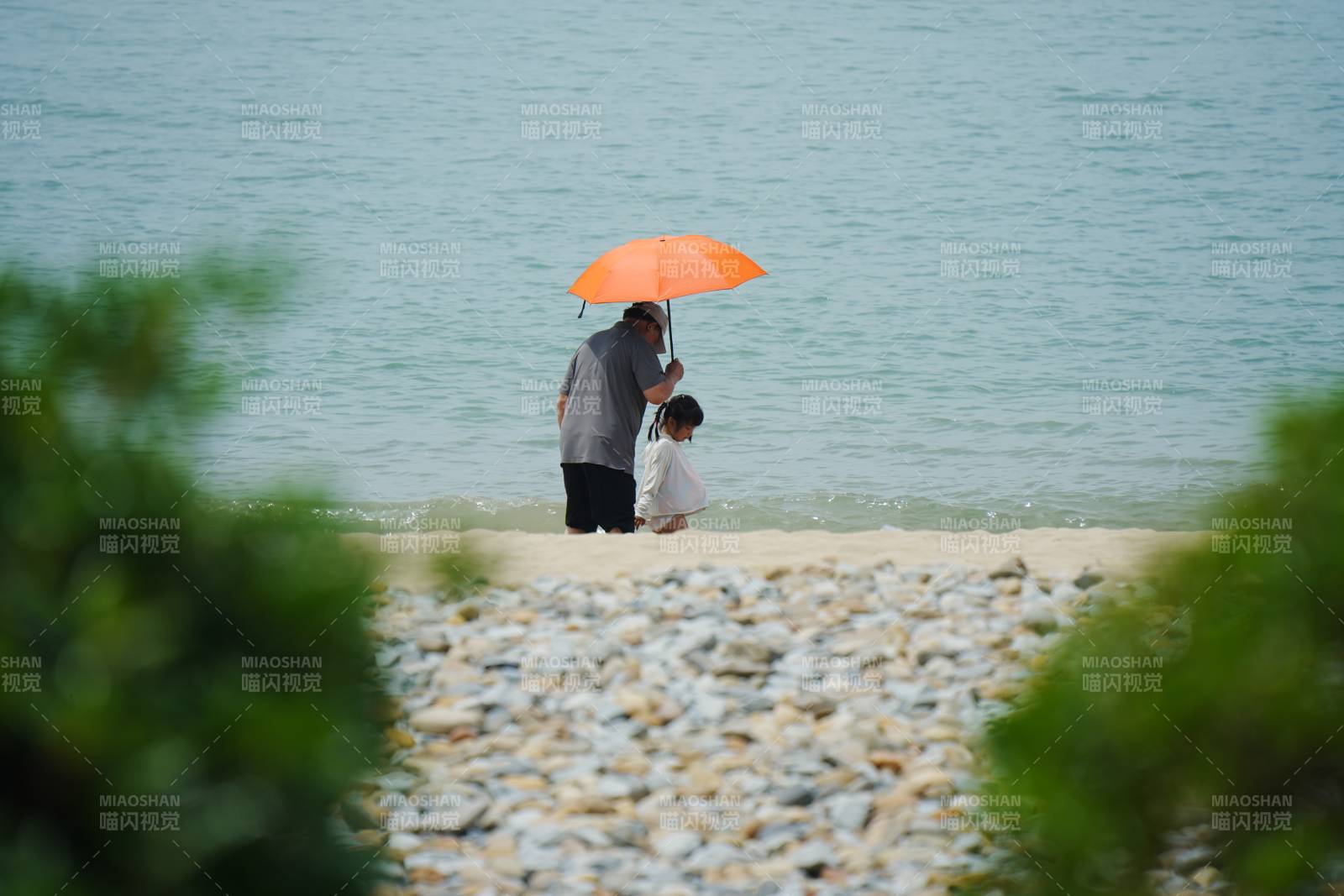海邊傘下溫馨時(shí)光