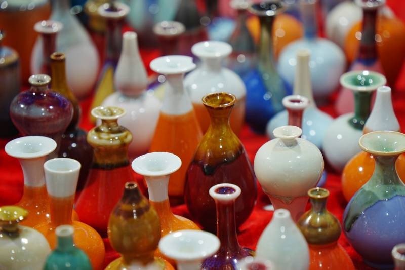 色彩斑斕的玻璃花瓶展