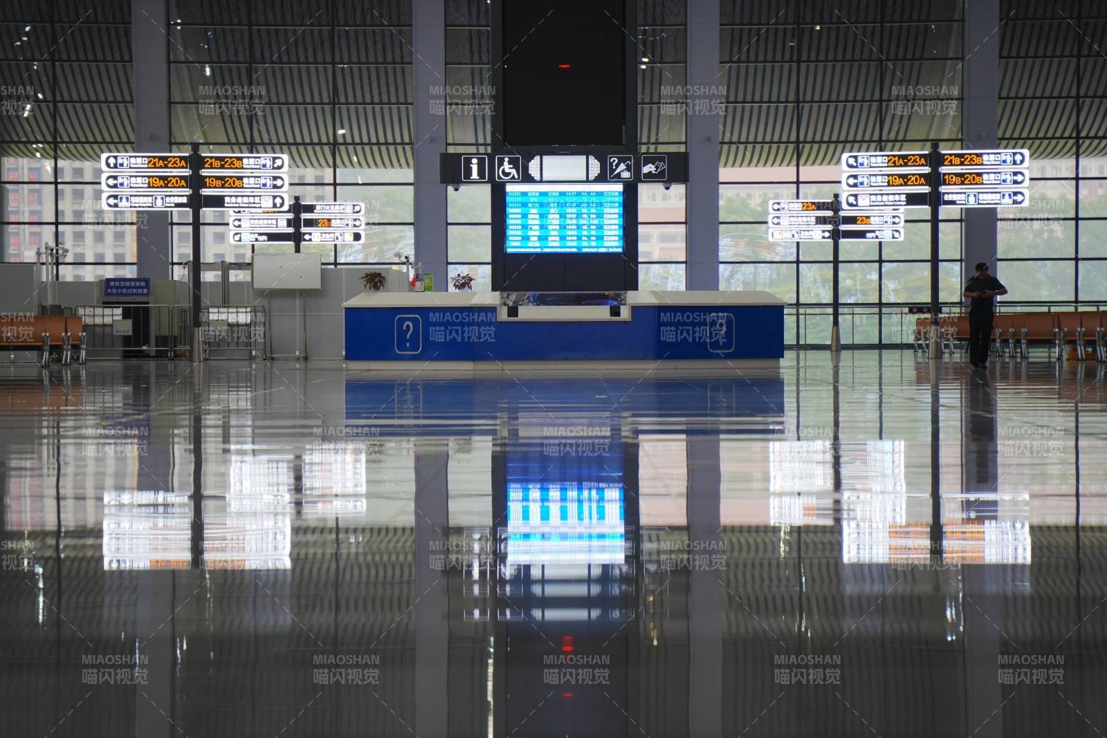 空曠的高鐵候車大廳