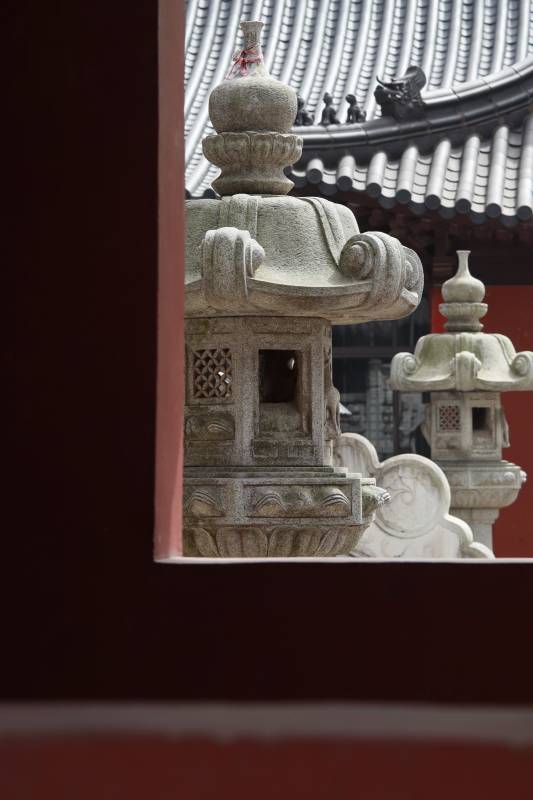 古寺石燈映窗景
