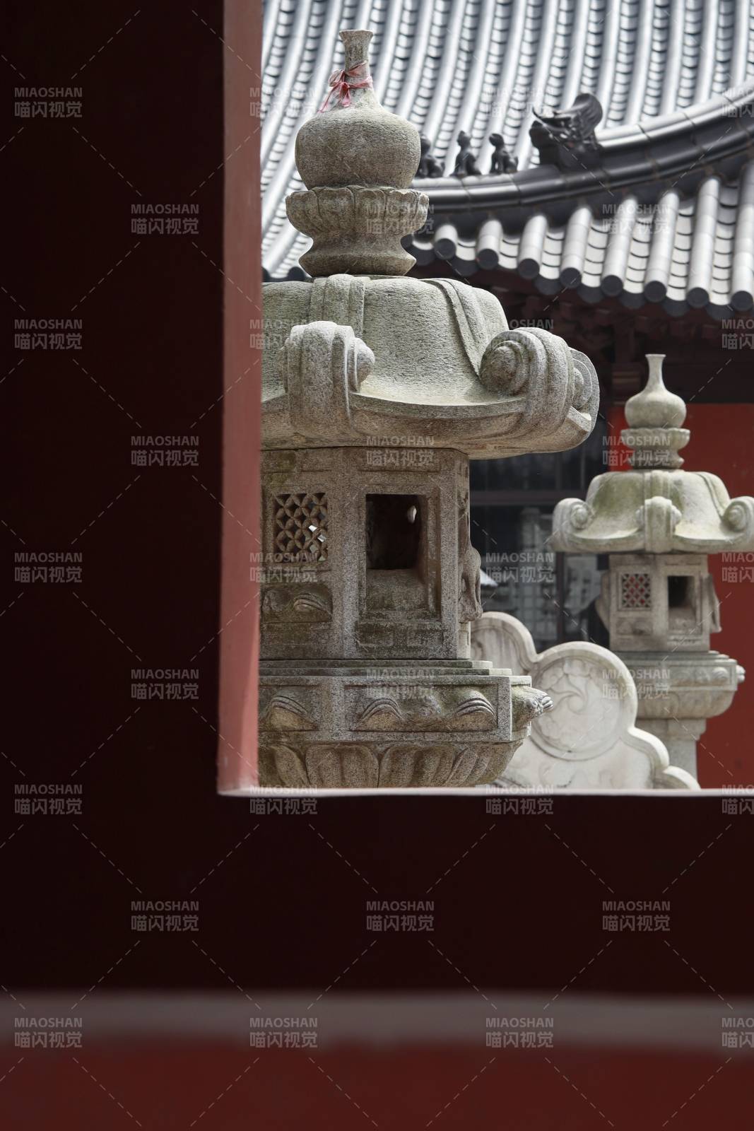 古寺石燈映窗景
