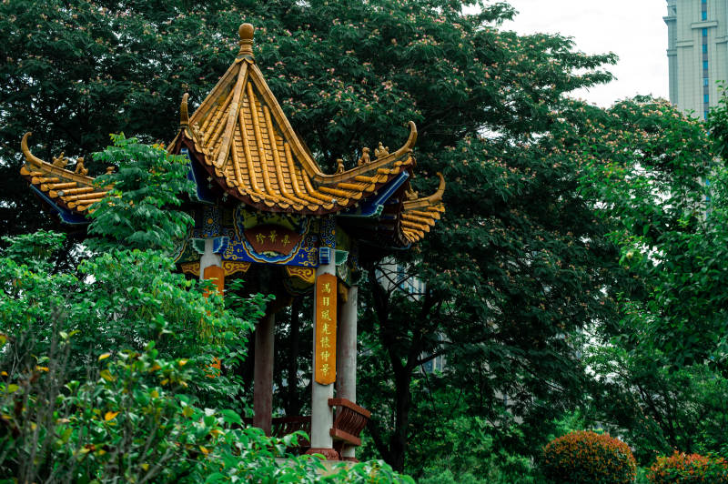 中式亭臺綠樹環(huán)繞