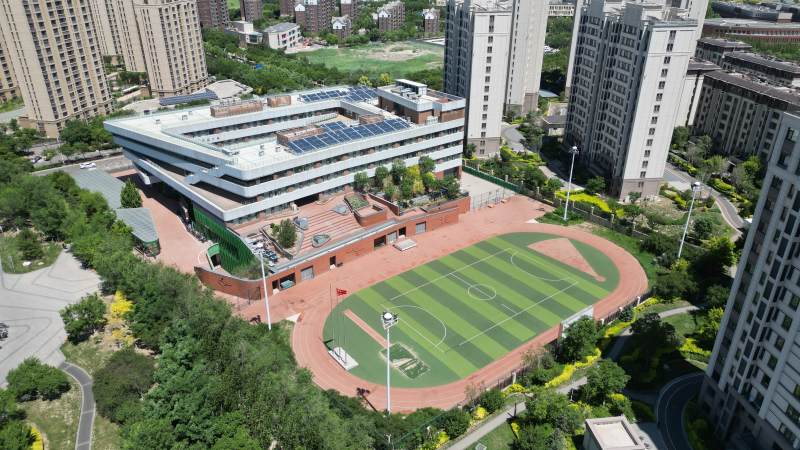 現代學校建筑與操場全景