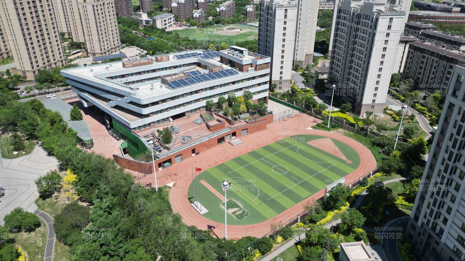 現代學校建筑與操場全景