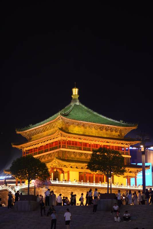 夜景中的古塔燈火輝煌