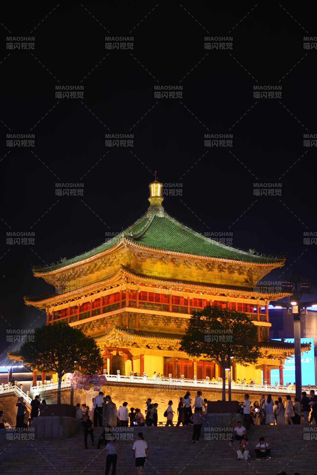 夜景中的古塔燈火輝煌
