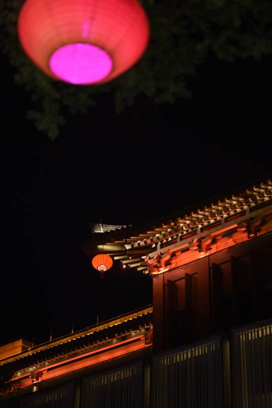夜色中的紅燈籠與古建筑