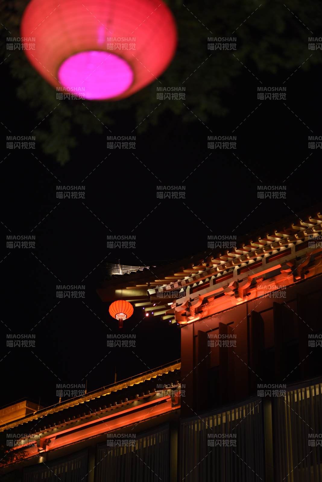 夜色中的紅燈籠與古建筑