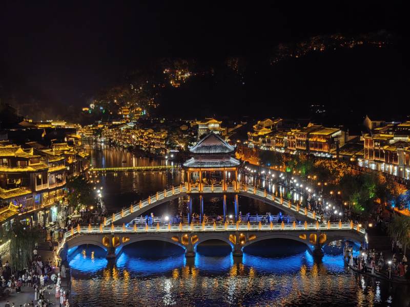 夜色下的古鎮橋梁風光