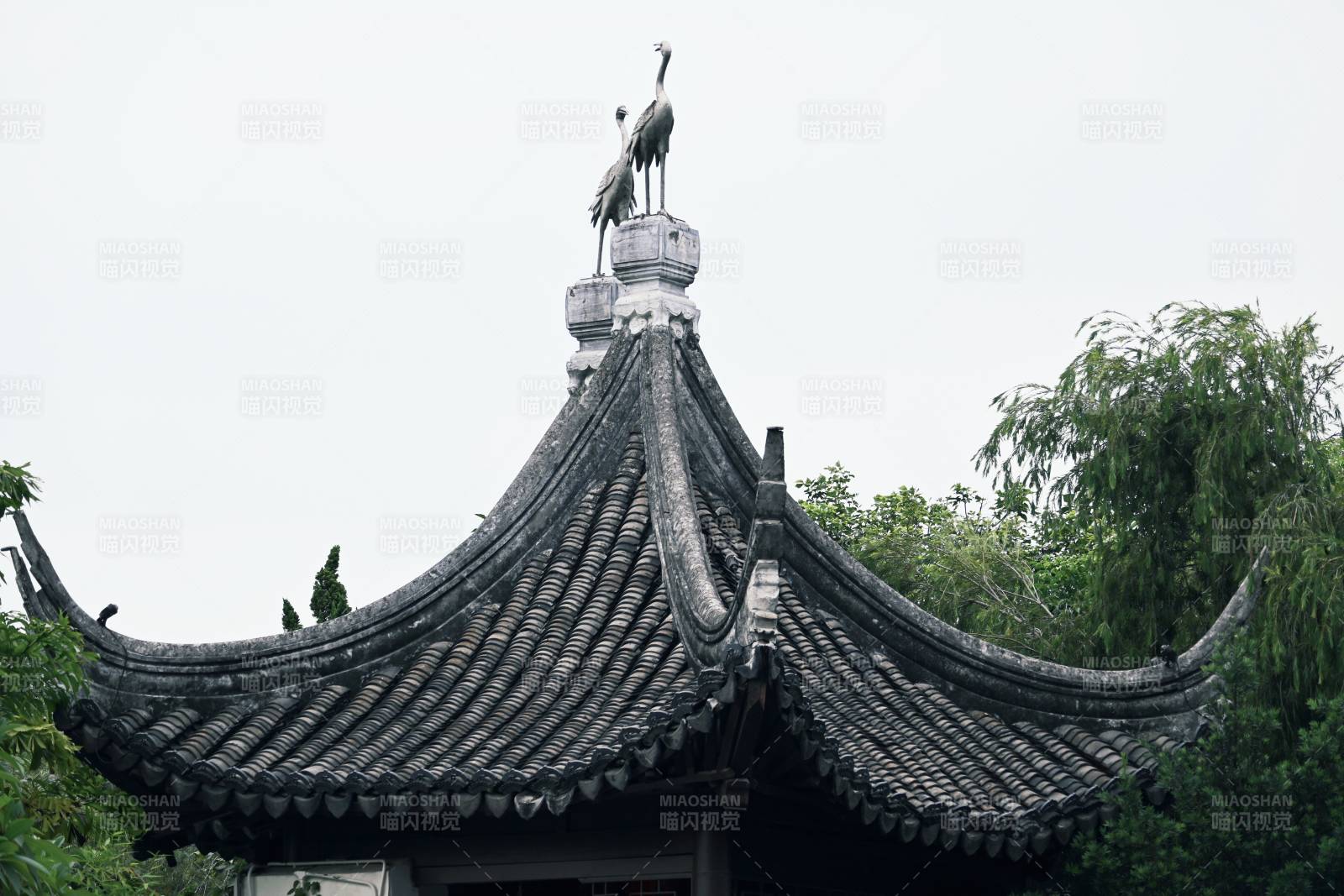 古建筑屋頂上的鶴雕塑