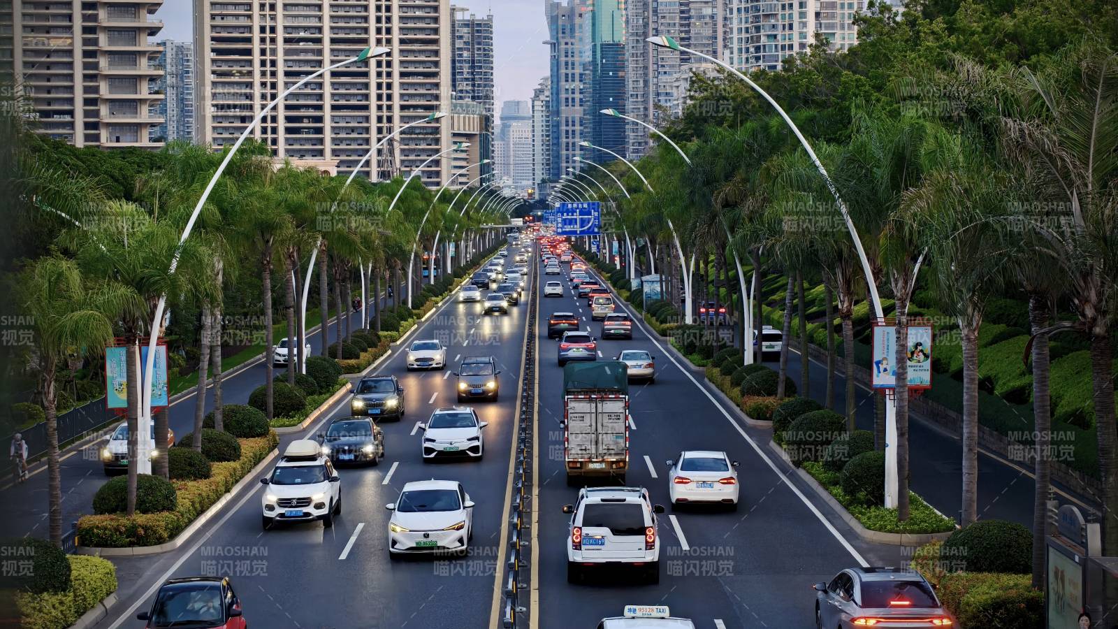 城市繁忙道路景象