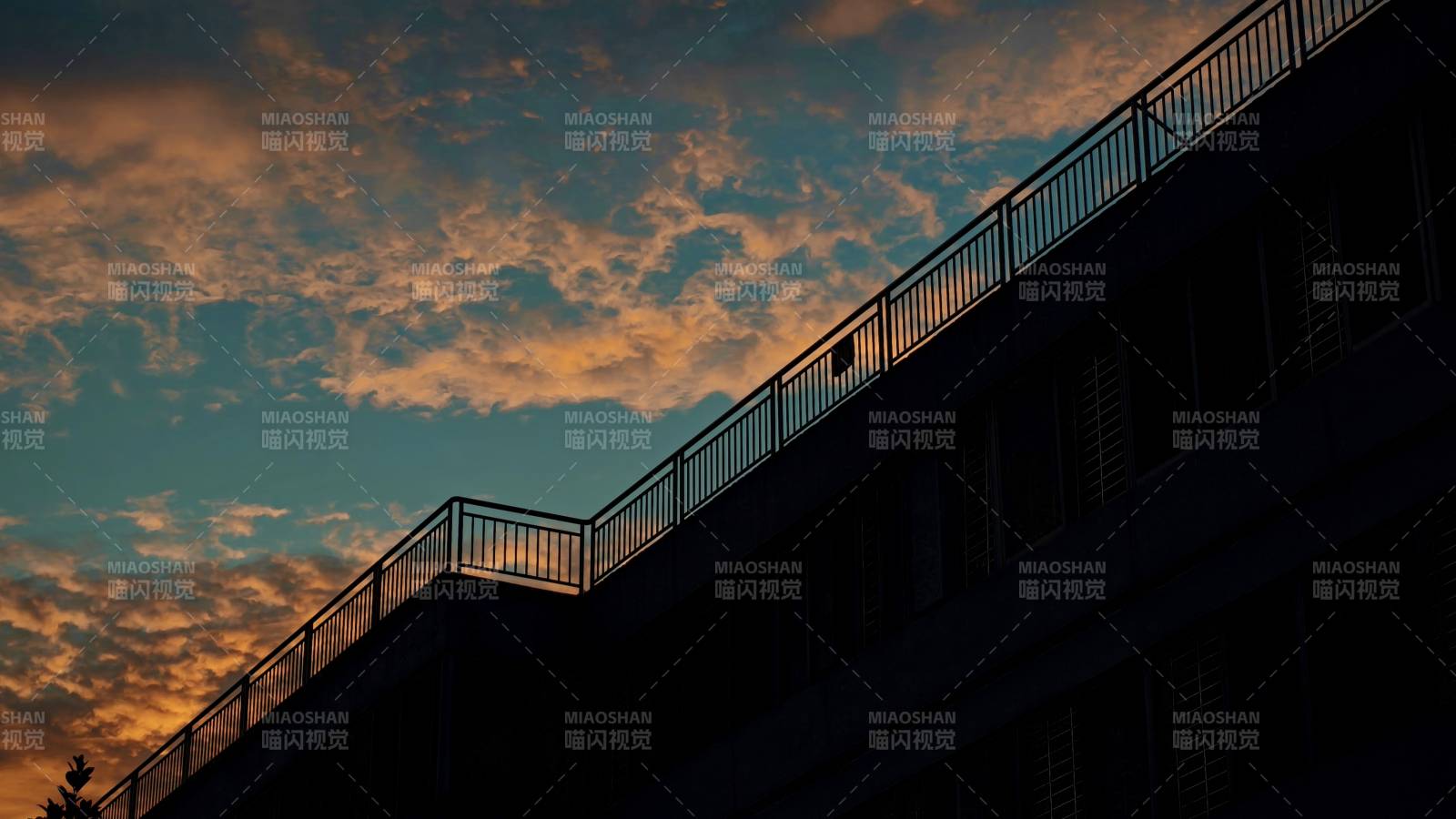 黃昏下的建筑剪影