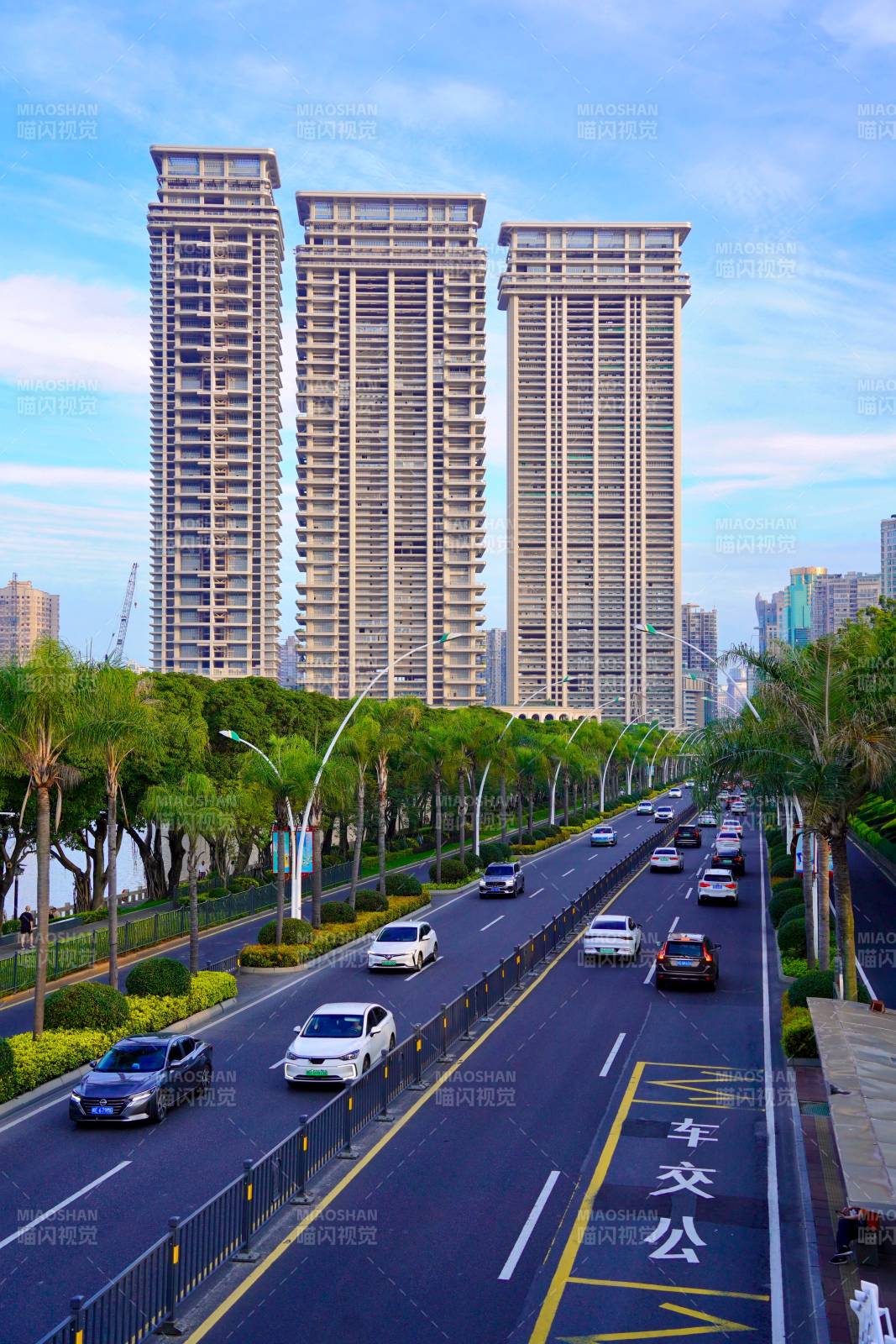 城市高樓與繁忙街道