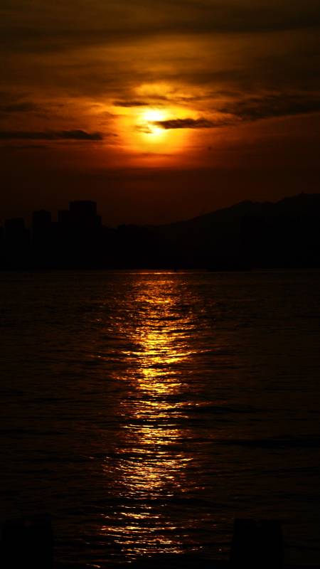 夕陽映水 城市剪影