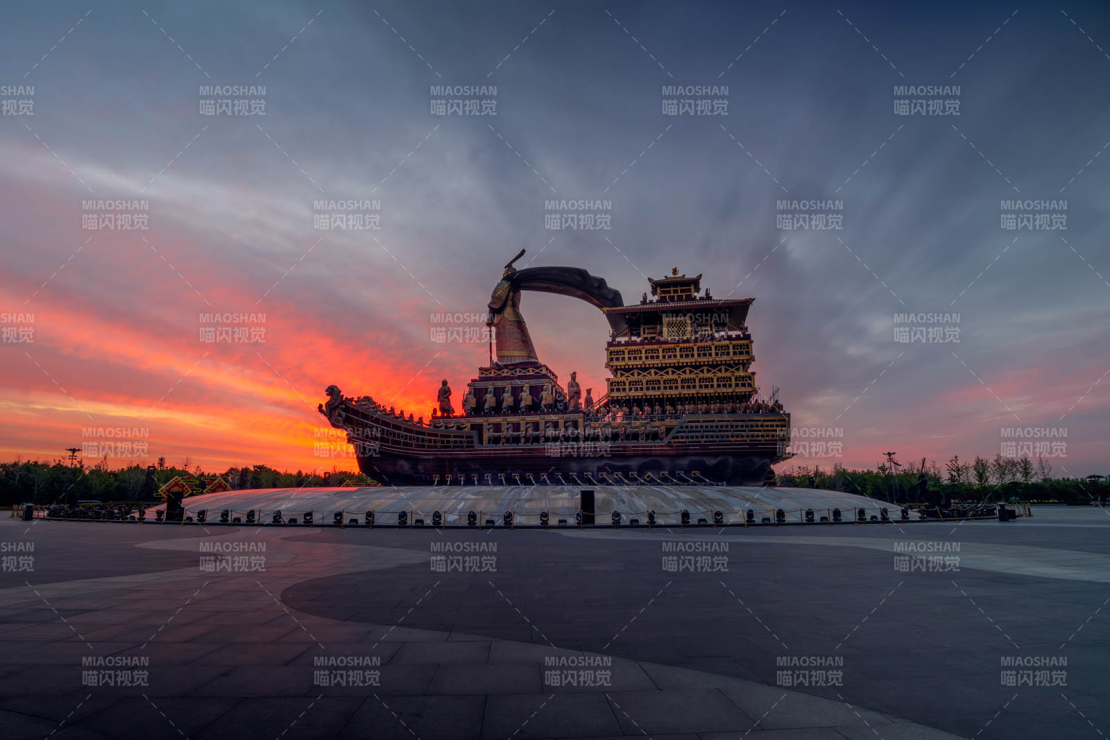 船形建筑夕陽(yáng)映照