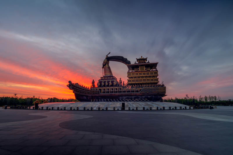 船形建筑夕陽映照