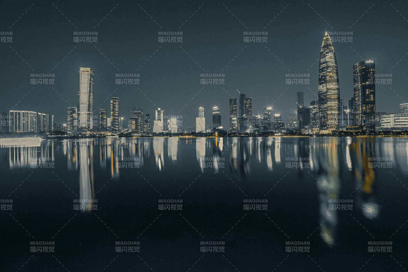 夜幕下的城市倒影