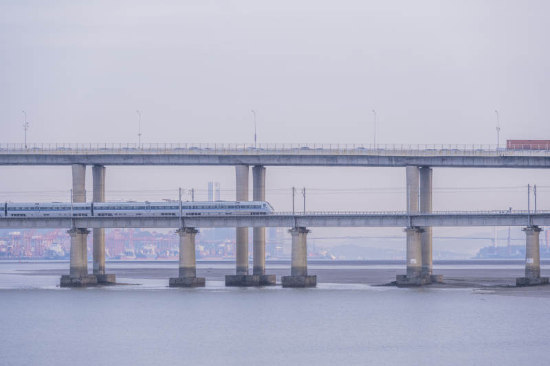 十里長堤跨海大橋上的列車行駛