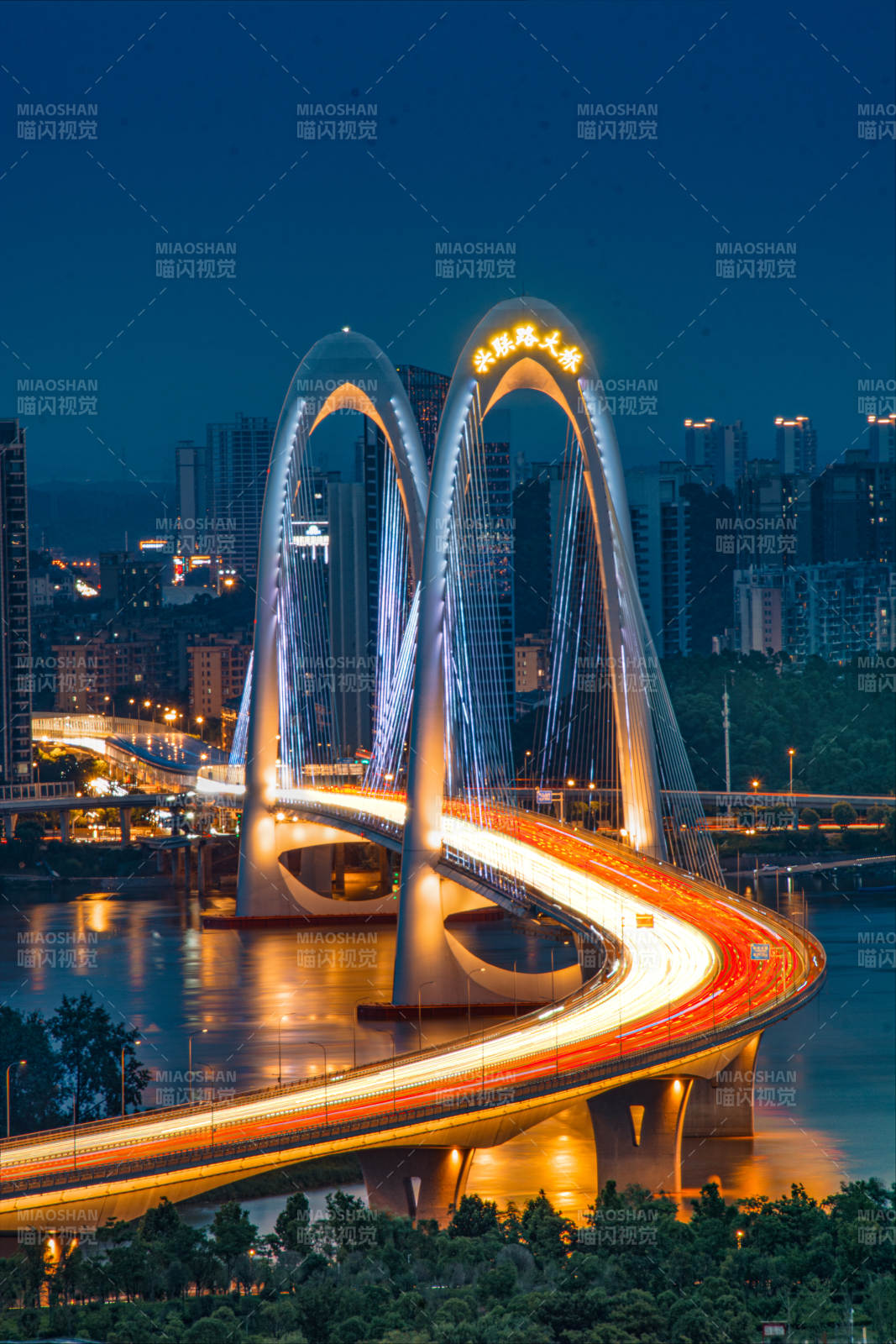 夜幕下的興聯(lián)路大橋
