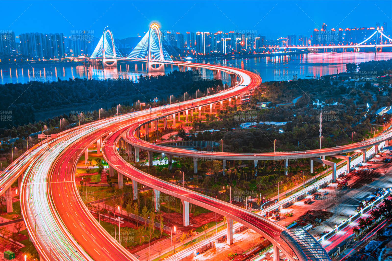 夜景中的城市立交橋