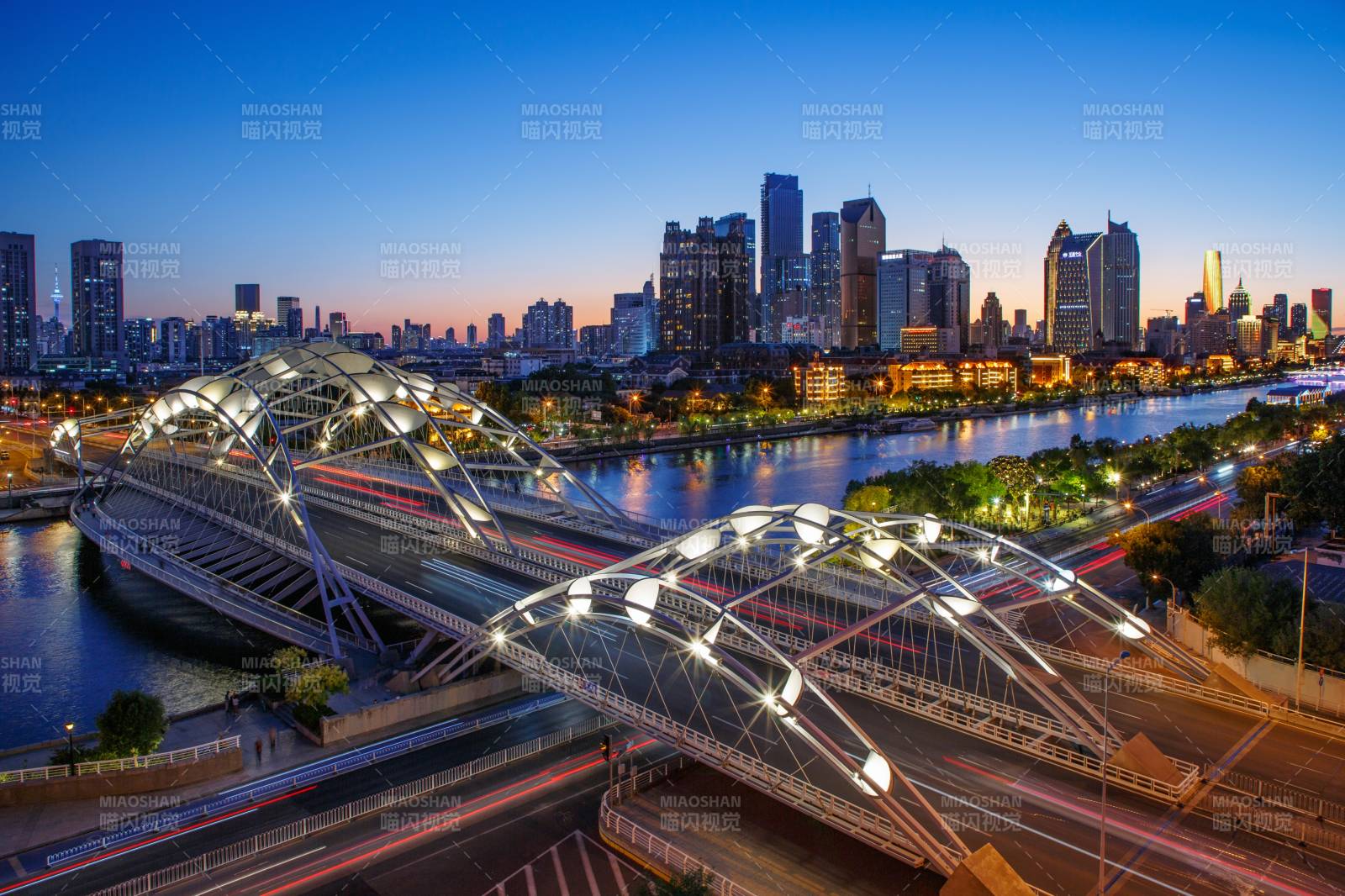城市夜景與橋梁燈光