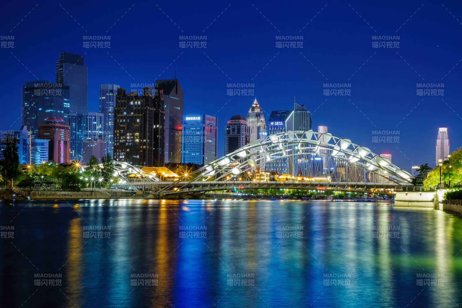 夜景中的城市與橋梁