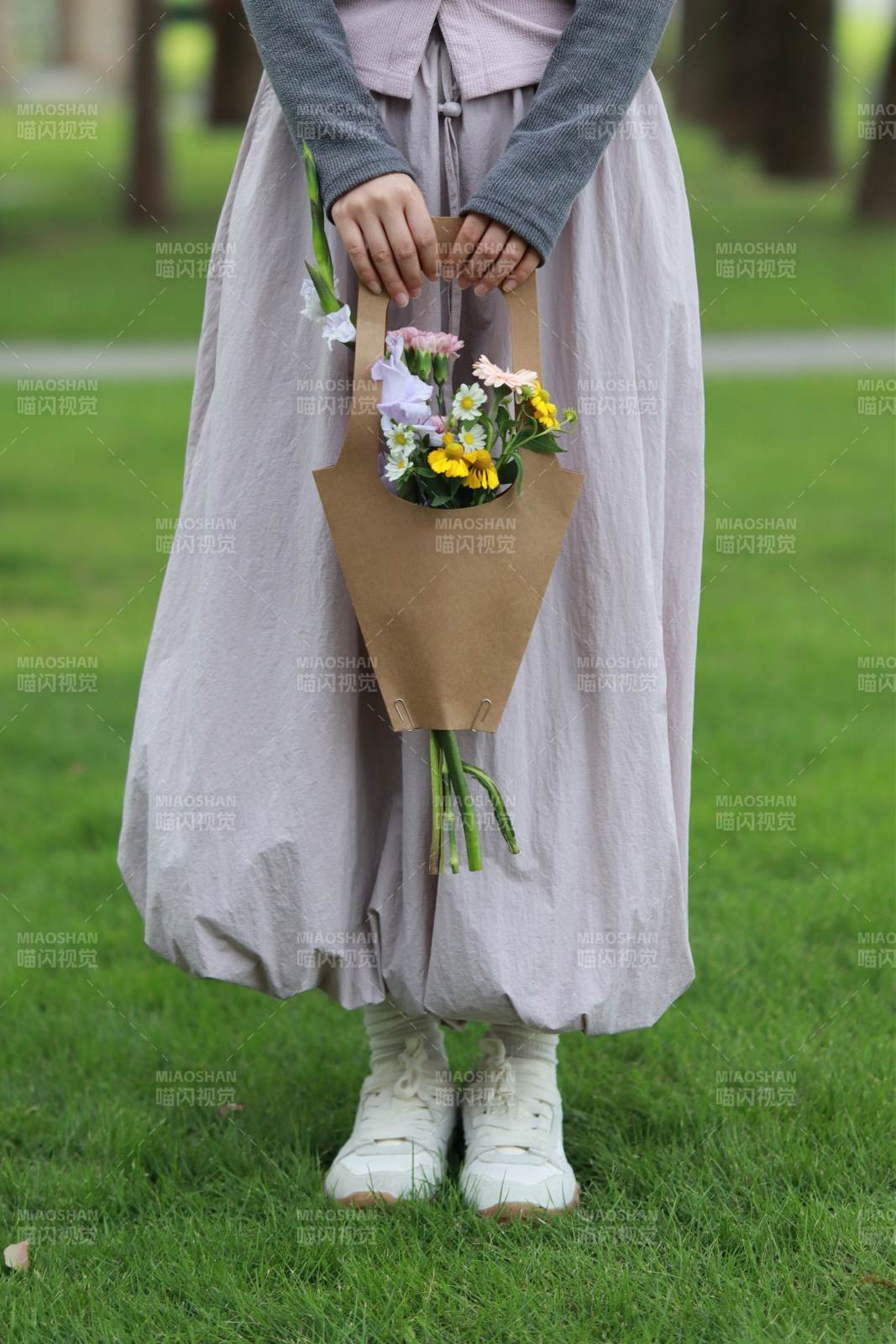 手捧花束 春意盎然