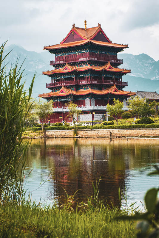 湖畔古塔映青山