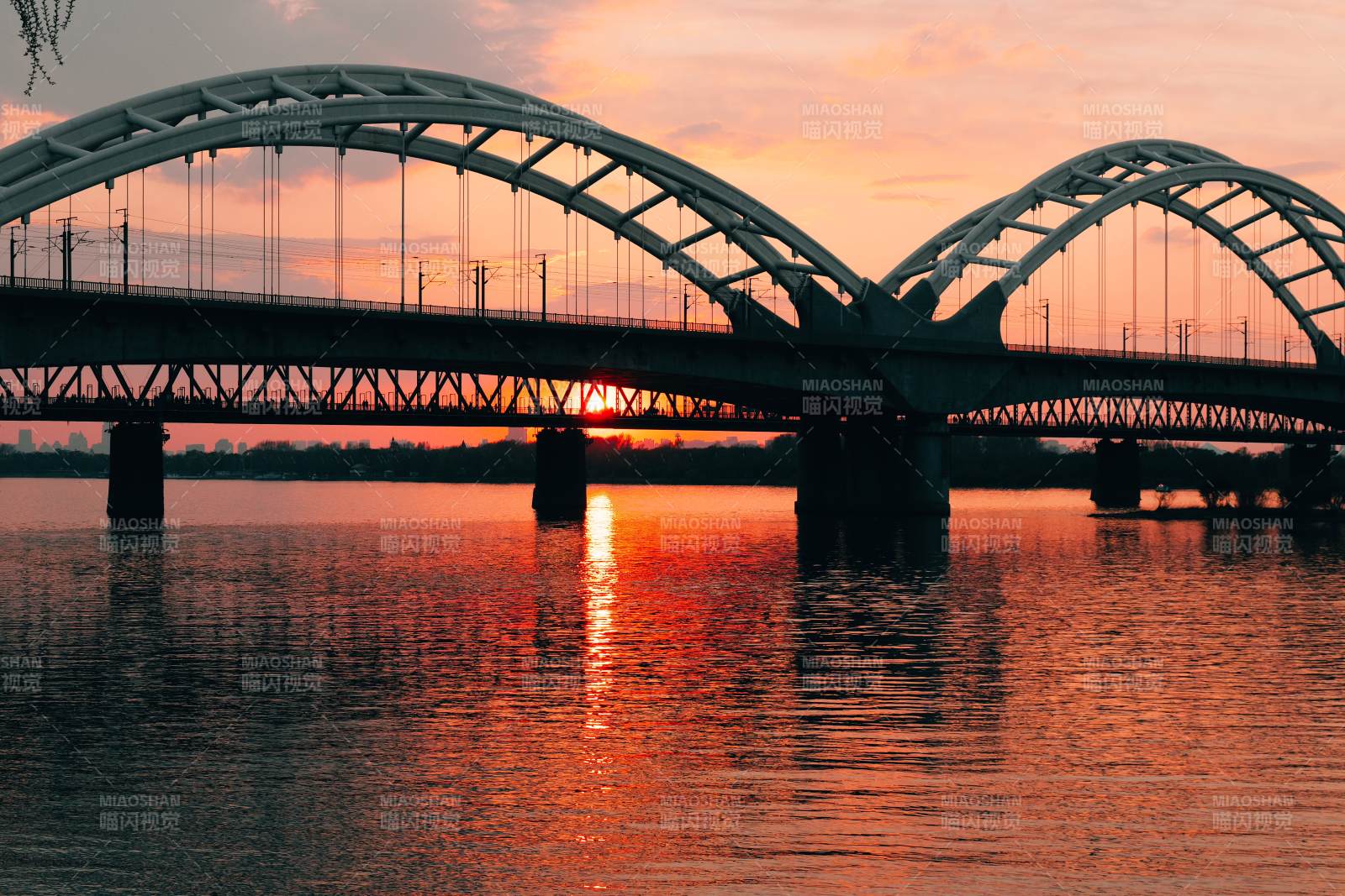 夕陽(yáng)下的哈爾濱鐵路大橋