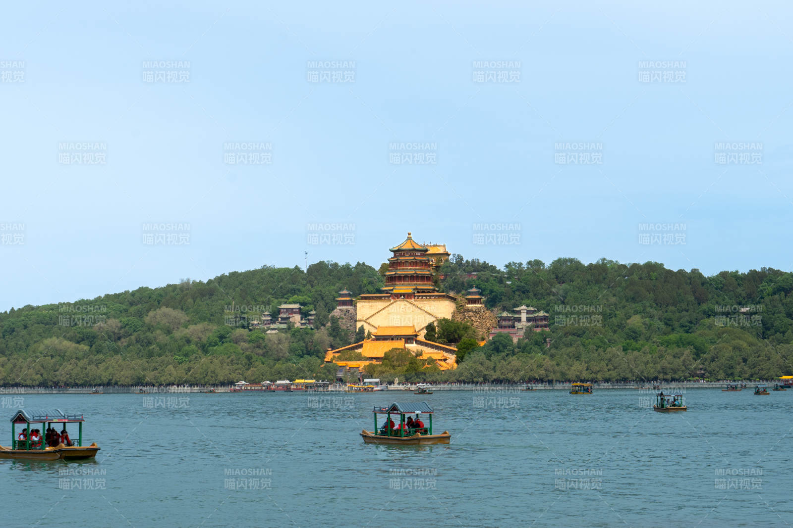 頤和園湖畔游船風景