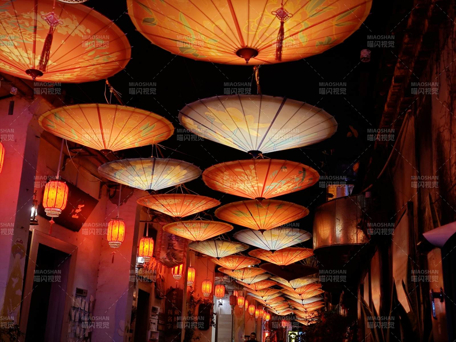 深圳甘坑古鎮-油紙傘燈街道夜景仰拍視角