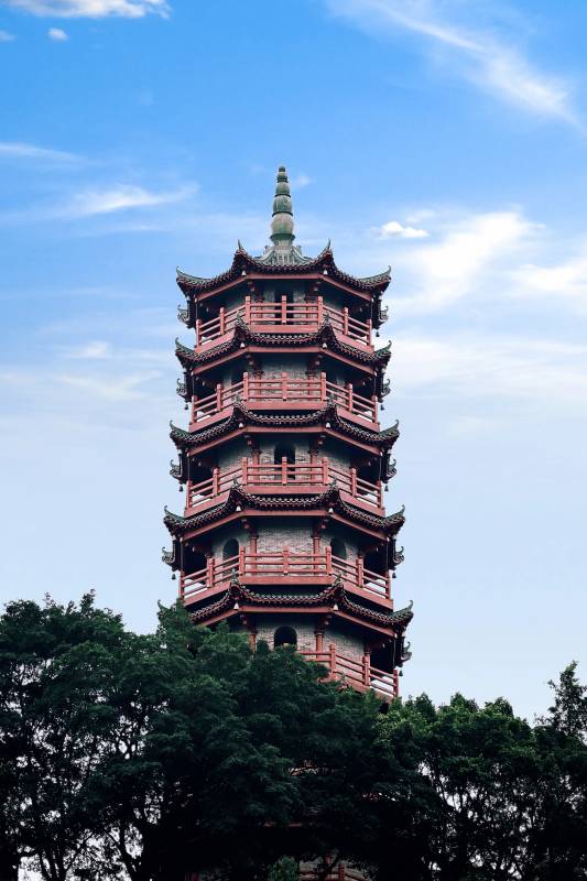 高聳入云的古塔
