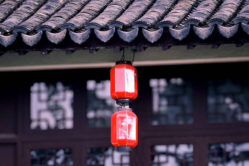 古建筑下的紅色燈籠