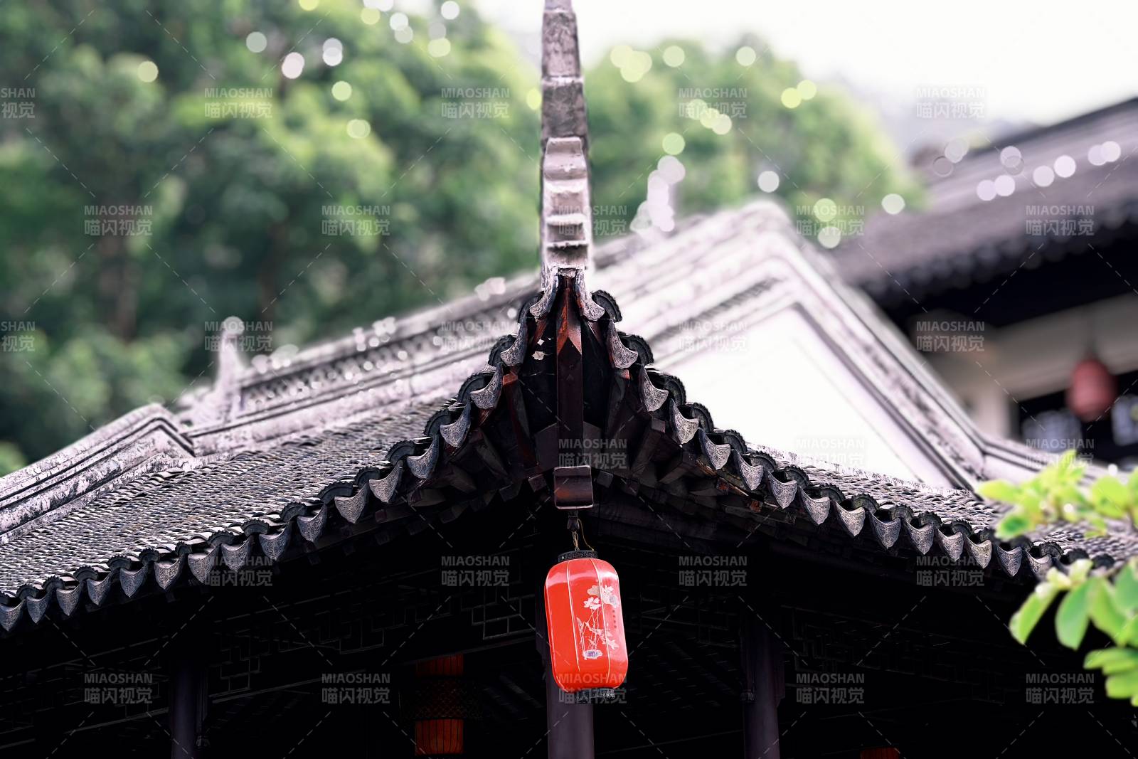 古建筑屋檐下的紅燈籠